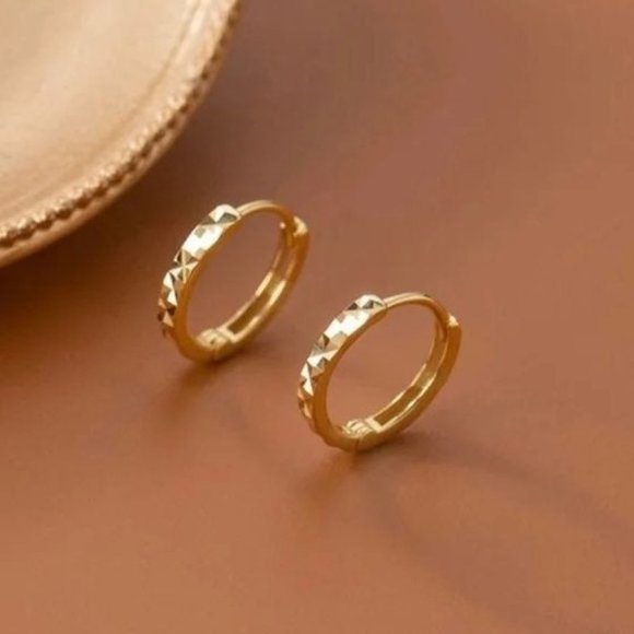 Silver Huggies Diamond Cut Hoops/Geometric Huggie Earrings- 10mm Gold SH037 - Picture 4 of 13